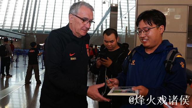 国足抵达雅加达 对印尼生死战23人名单并无秘密 国足抵达雅加达 对印尼生死战23人名单并无秘密